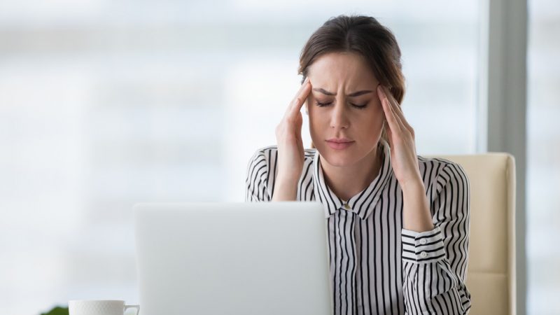 Maux de tête à répétition : les signes qui doivent vous inquiéter